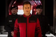 Glen Powell em cena do filme O Sobrevivente