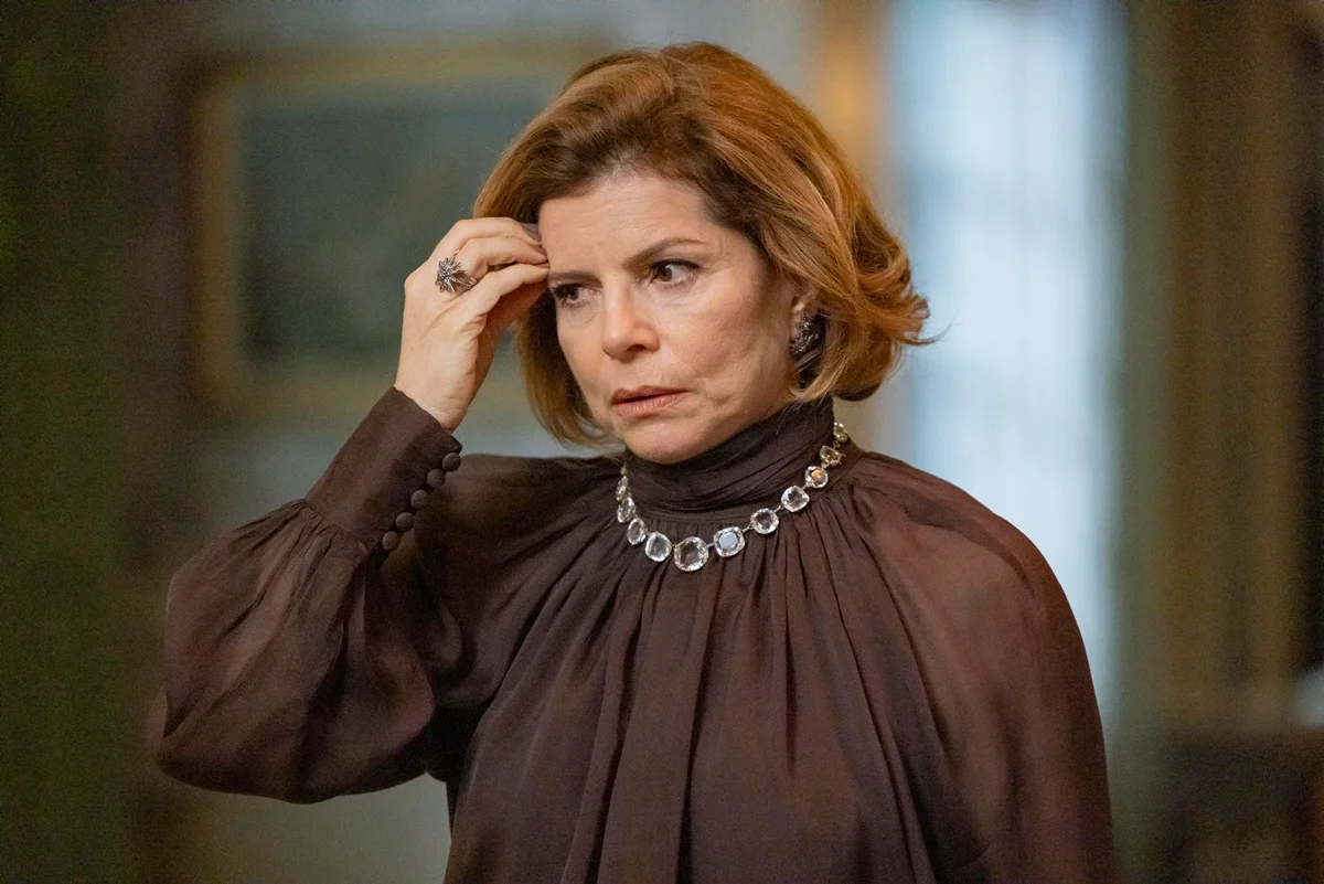 Imagem colorida de Debora Bloch caracterizada como Odete Roiman para a novela Vale Tudo