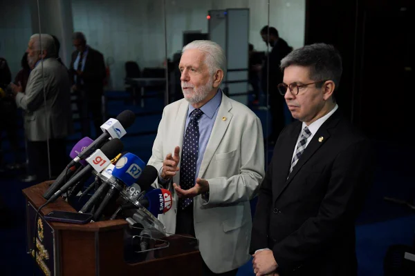 Senadores Jaques Wagner (PT-BA) e Randolfe Rodrigues (PT-AP)