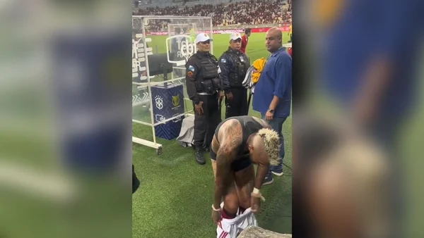 Vídeo: jogador do Flamengo entrega shorts para torcedora