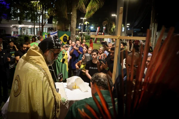 Padre Kelmon e apoiadores rezam em prol da saúde do ex-presidente Jair Bolsonaro em frente ao Hospital DF Star - Metrópoles