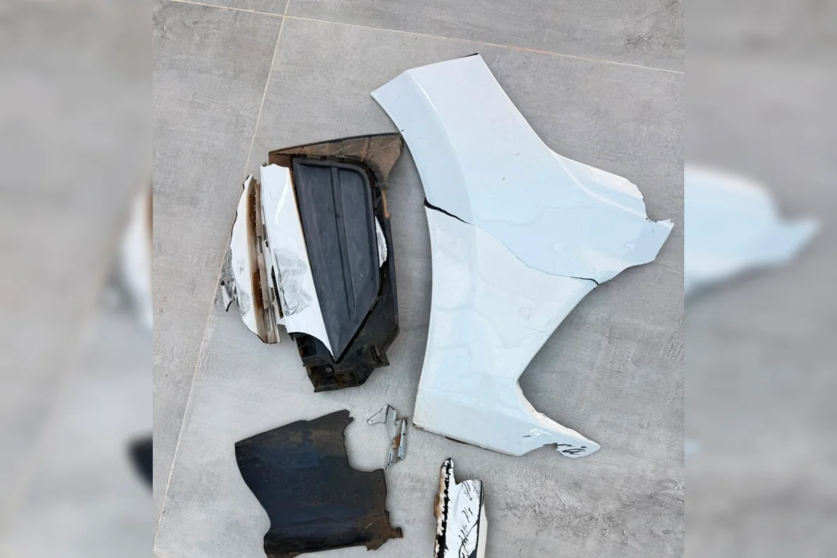 Pedaços do carro que caíram após a colisão Pedaços do carro que caíram após a colisão