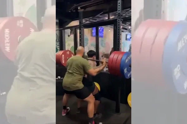 Imagem colorida de homem morre ao tentar fazer agachamento com 210kg - Metrópoles
