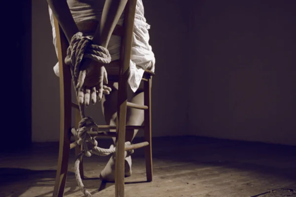 Homem estupra, tortura e mantém namorada em cárcere por 3 dias