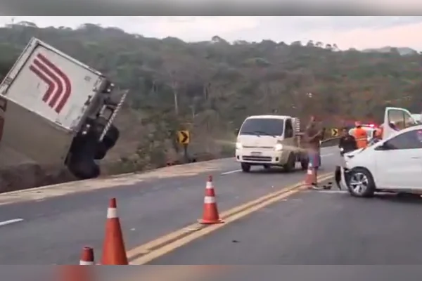 Acidente entre carro e caminhão deixa quatro feridos na BR-381, em MG