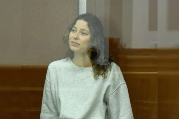 Imagem colorida de mulher com moletom branco