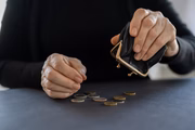 Em outras palavras, se há aumento da inflação, o dinheiro passa a valer menos. A principal consequência é a perda do poder de compra ao longo do tempo, com o aumento dos preços das mercadorias e a desvalorização da moeda Em outras palavras, se há aumento da inflação, o dinheiro passa a valer menos. A principal consequência é a perda do poder de compra ao longo do tempo, com o aumento dos preços das mercadorias e a desvalorização da moeda
