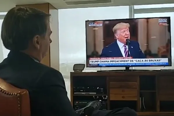 Em nova live assistindo a Trump, Bolsonaro nega que o bajule