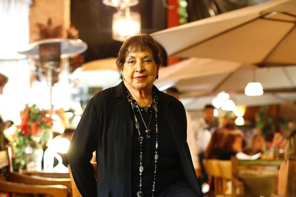 Marlene Galeazzi comemora aniversário e ganha canção de Rosemary