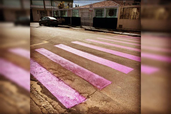Faixa de pedestre pintada de rosa