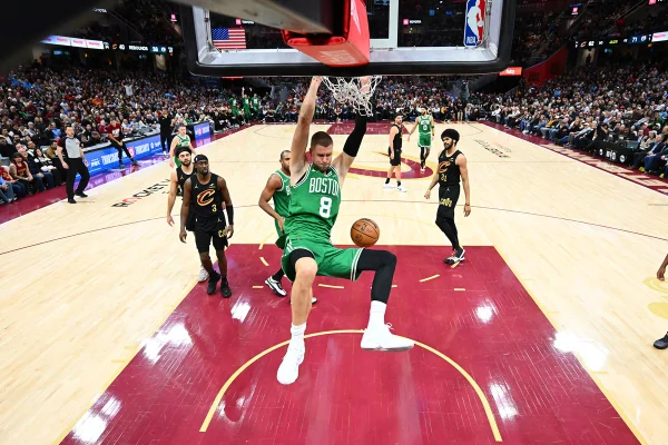 Imagem colorida de jogador do Celtics marcando ponto - Metrópoles