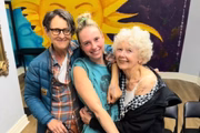 "A vida é curta demais": avó de 87 anos faz tatuagem com a neta