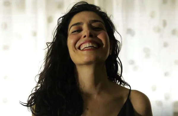 Foto colorida de Letícia Sabatella sorrindo - Metrópoles