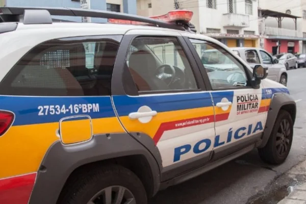 Imagem mostra viatura da Polícia Militar do Estados de Minas Gerais. Pitbulls são mortos pela PM após atacarem idosa e crianças em Minas - Metrópoles