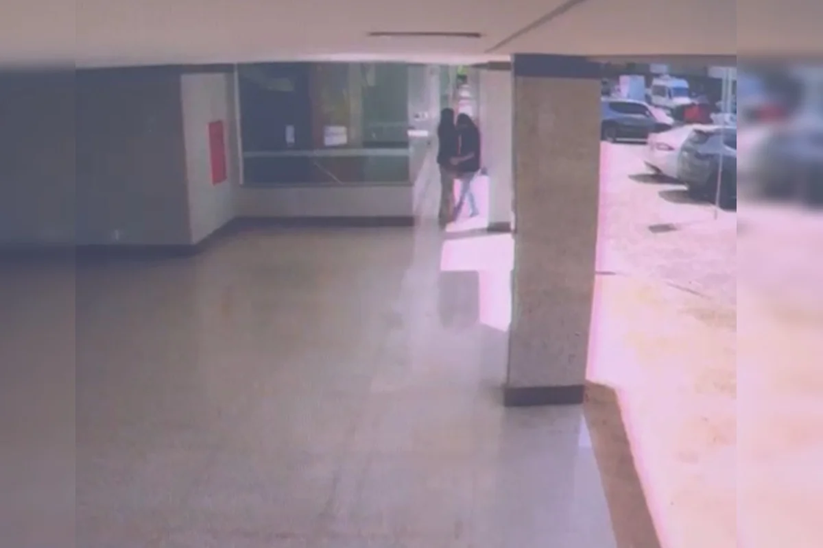 Mulher é agredida por desconhecido enquanto aguarda motorista de aplicativo Mulher é agredida por desconhecido enquanto aguarda motorista de aplicativo