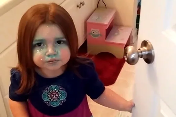 Criança toma “banho” de glitter e vídeo deixa internet apaixonada