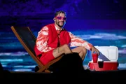 Nos palcos, cores e estampas marcam a personalidade de Bad Bunny