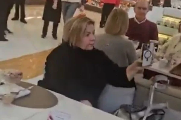 Imagem colorida mostra a jornalista Adriana Ramos - Metrópoles