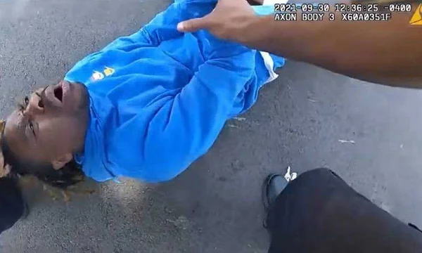 Vídeo: policiais dos EUA retiram homem negro paraplégico de carro pelos cabelos