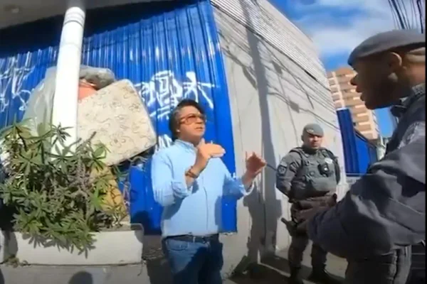 Câmera flagra senador tentando “carteirada” após ser parado pela PM