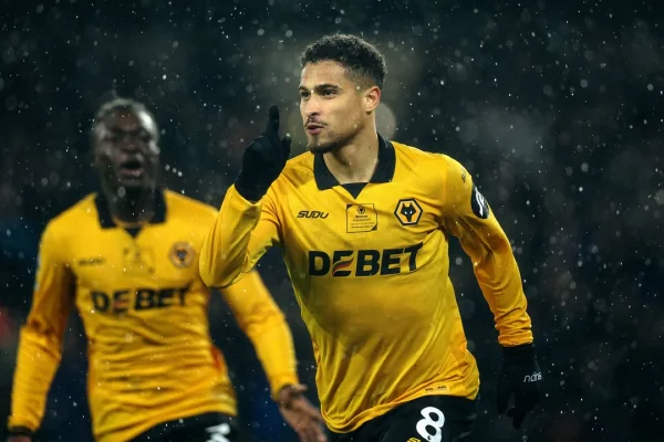 Com gol de ex-Fla, Wolverhampton vence Aston Villa na Premier League