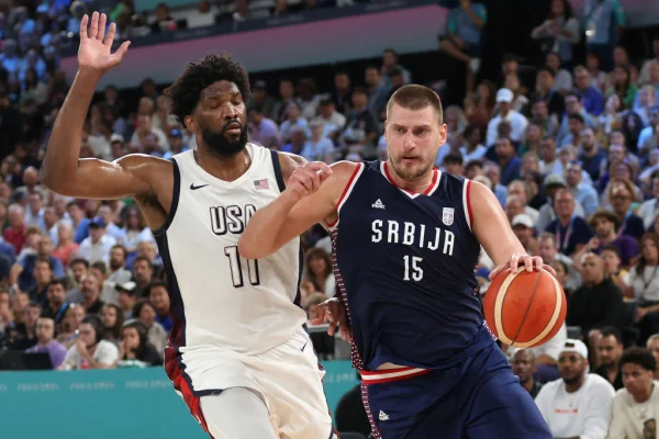 Imagem colorida de duelo entre Jokic e Embiid pela semifinal do basquete em Paris- Metrópoles