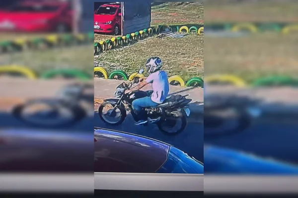 homem pilotando uma motocicleta