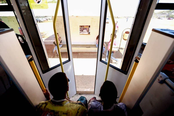 Passageiros em ônibus do DF