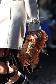Em desfile anterior, a marca trouxe uma bolsa de macarrão