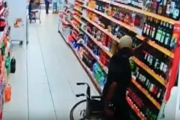 Vídeo. Homem levanta da cadeira de rodas e furta uísque