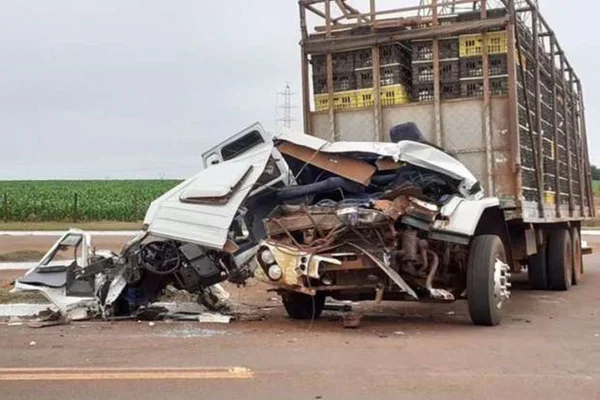 Caminhão destruído