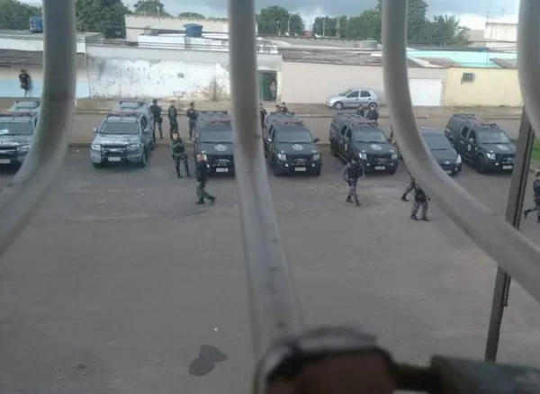 Barraco entre uma policial militar e vizinhos mobiliza efetivo de guerra no Gama. Veja vídeo