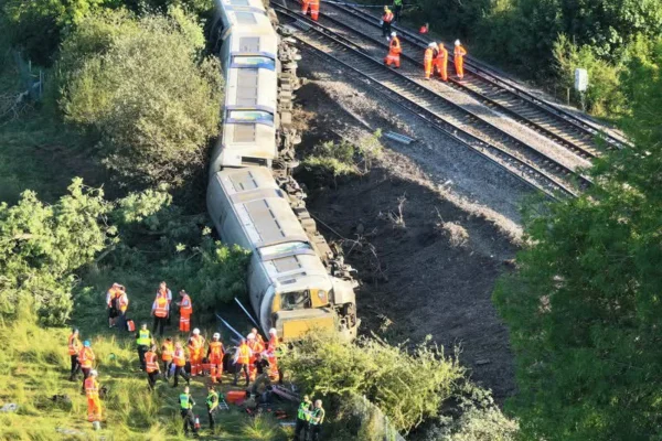 Imagem colorida, Trem descarrila na Inglaterra e deixa 20 feridos-Metrópoles