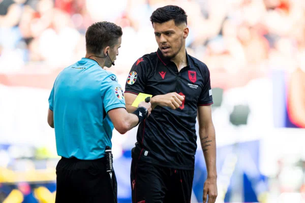 árbitro francês Francois Letexier conversa com Mirlind Daku da Albânia em jogo da EURO 2024