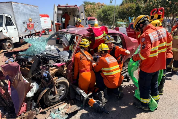 Mulher e criança são socorridas após carro bater em caminhão na DF-230