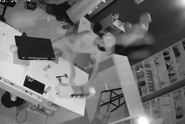 Vídeo: bandidos roubam estoque de celulares em loja de João Pessoa