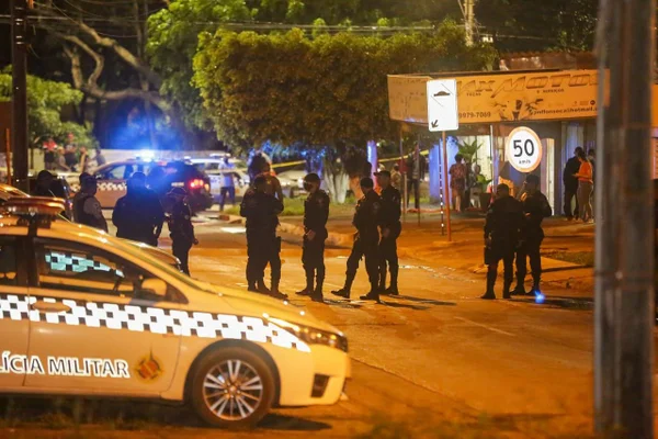 policiais e viaturas