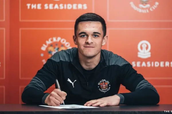 Jake Daniels, do Blackpool, assumiu ser homossexual por meio de nota divulgada - Metrópoles