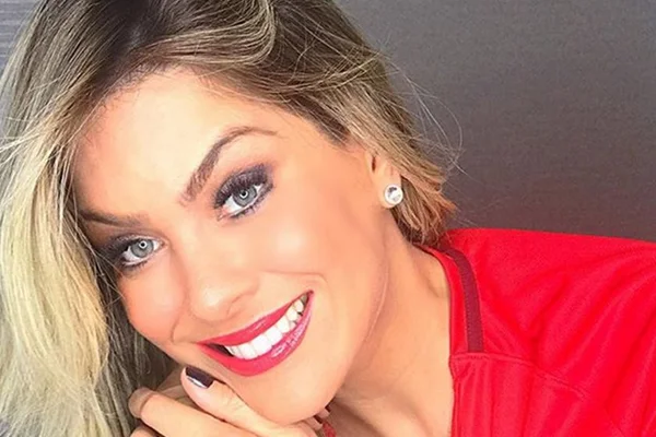 Renata Fan posta foto de biquíni após fazer promessa