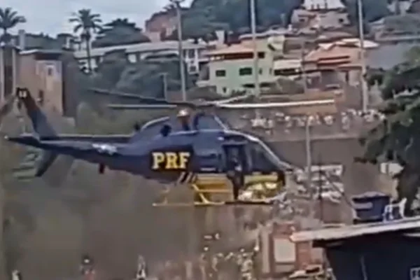 Imagem colorida mostra trecho de vídeo do momento em que helicóptero caiu em belo horizonte - Metrópoles