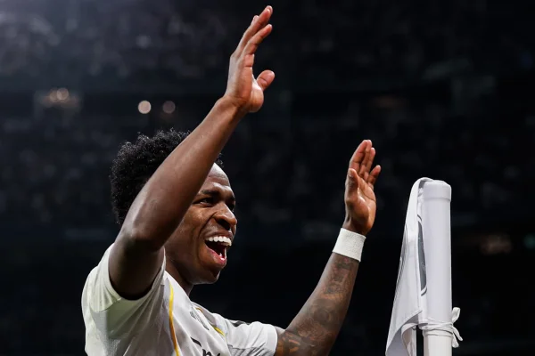 Vini marca, Real vence Benfica e está nas oitavas da Champions League
