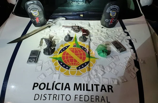 Armas no capô da viatura