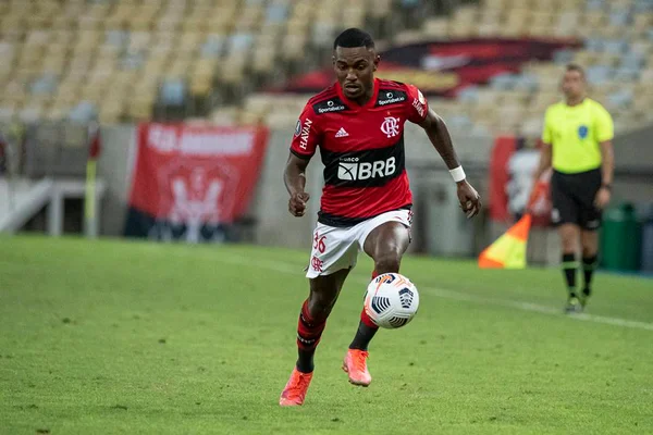 Homem joga bola