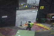 Horas depois, um suspeito entrou no terminal de cargas e roubou as telas de celular