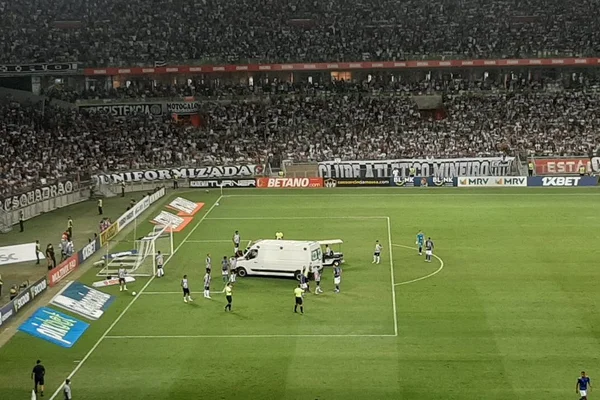 Edu precisou deixar o jogo de ambulância