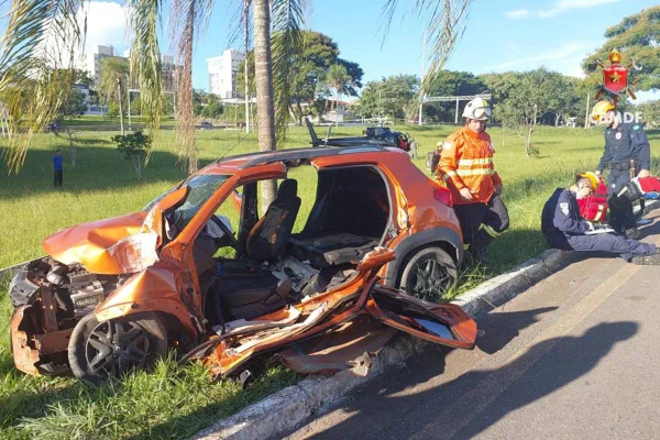 Carro bate em poste na BR-020 e cinco pessoas ficam feridas