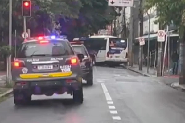 Imagem colorida de viatura policial. Metrópoles