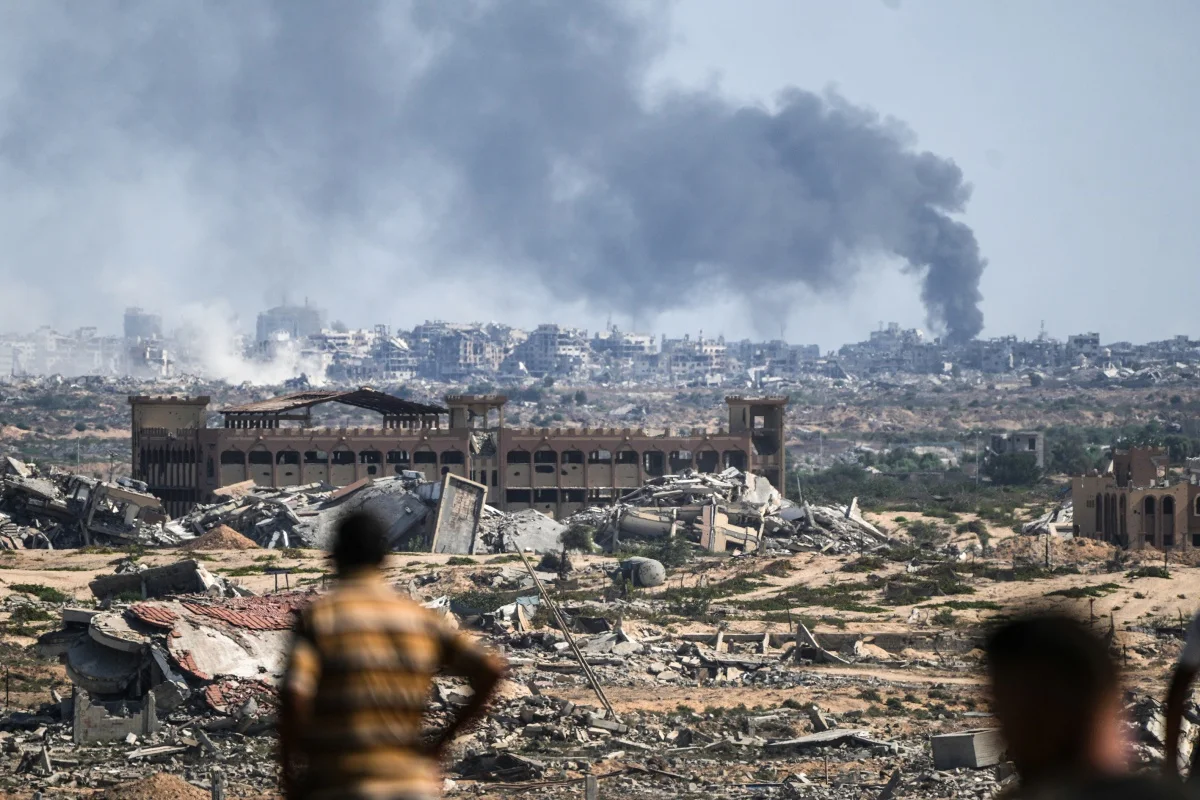 Fumaça sobe sobre a Cidade de Gaza após um ataque israelense, visto de Nuseirat