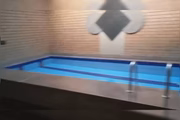 Piscina no motel de luxo