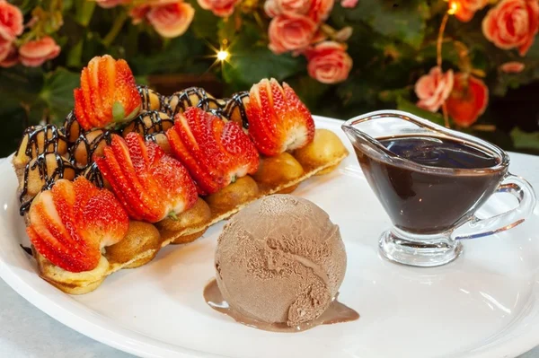 Bubble waffle, doce feito com massa aerada, chega a Brasília